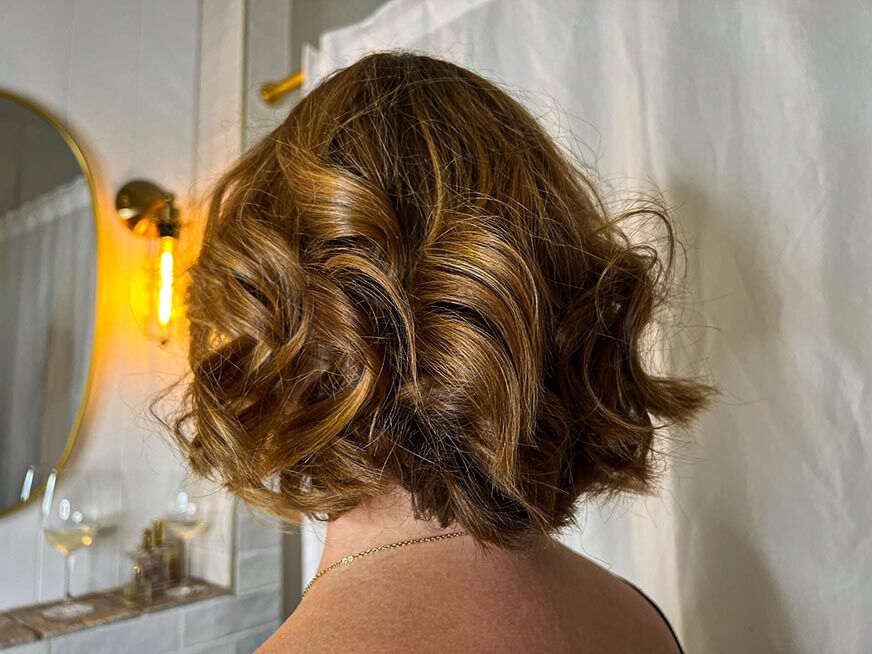 Вы можете увидеть локоны, уложенные с помощью Dyson Corrale. 